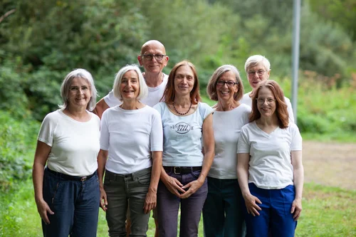 Die sieben Performer und Performerinnen der Performance Gruppe Flusswärts.
