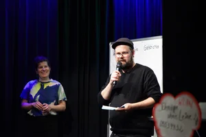 Sven Niemann spricht im Deelenhaus Paderborn über die Pader und Kunst.