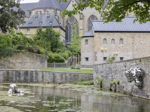 Metallisch glänzende Kugeln an und in der Dielenpader. Im Hintergrund der Paderborner Dom.