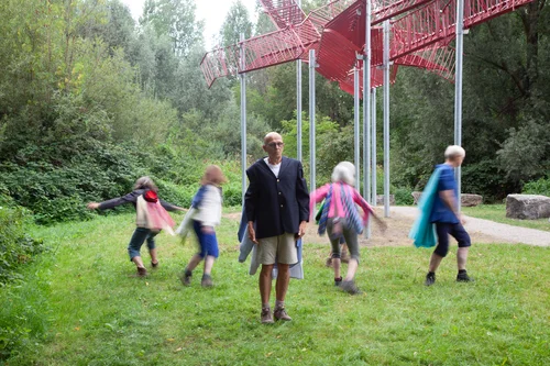 Die Performer und Performerinnen der Performance Gruppe Flusswärts tanzen vor dem Kunstwerk von raumlaborberlin.