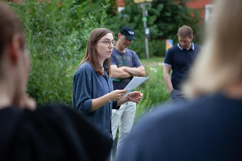 Poetry Slammerin auf einer Wiese