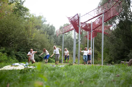 Die Performer und Performerinnen der Performance Gruppe Flusswärts tanzen vor dem Kunstwerk von raumlaborberlin.