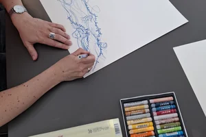 Farbwelten der Pader gestalten: Im Workshop mit Carolin Ferres und Florian Schwarz probierten die Lehrer:innen die Workshopkonzepte aus.