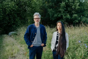 Linkst steht Francesco Apuzzo, rechts steht Zhenru Liang.