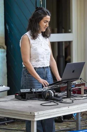 Die Künstlerin Anushka Chkeidze am Mischpult vor dem Museum Schloss Neuhaus.