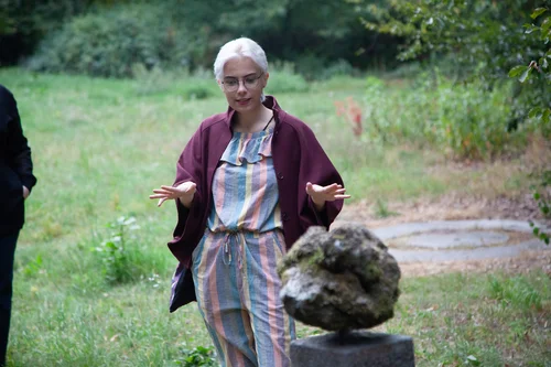 Poetry Slammerin vor Installation von Amnesty International