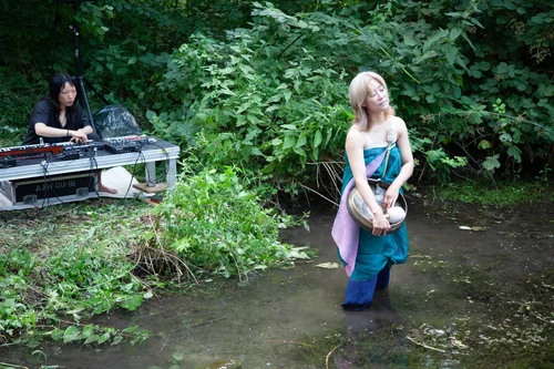 Performerin im Wasser