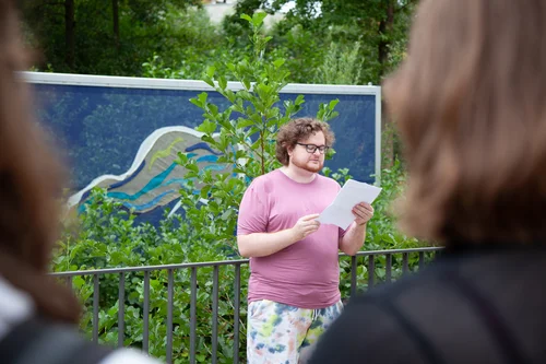 Poetry Slammer vor Installation von Sophie Utikal an der Pader