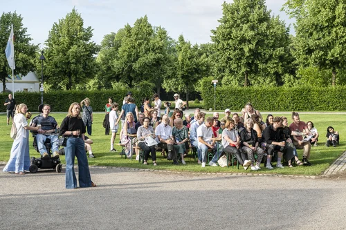 Viele Menschen auf der Wiese von Schloss Neuhaus.